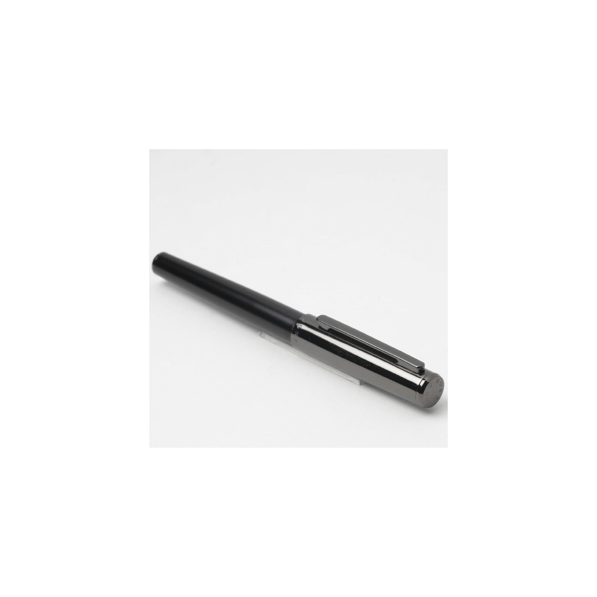 Pluma Hugo Boss Minimal Dark Chrome