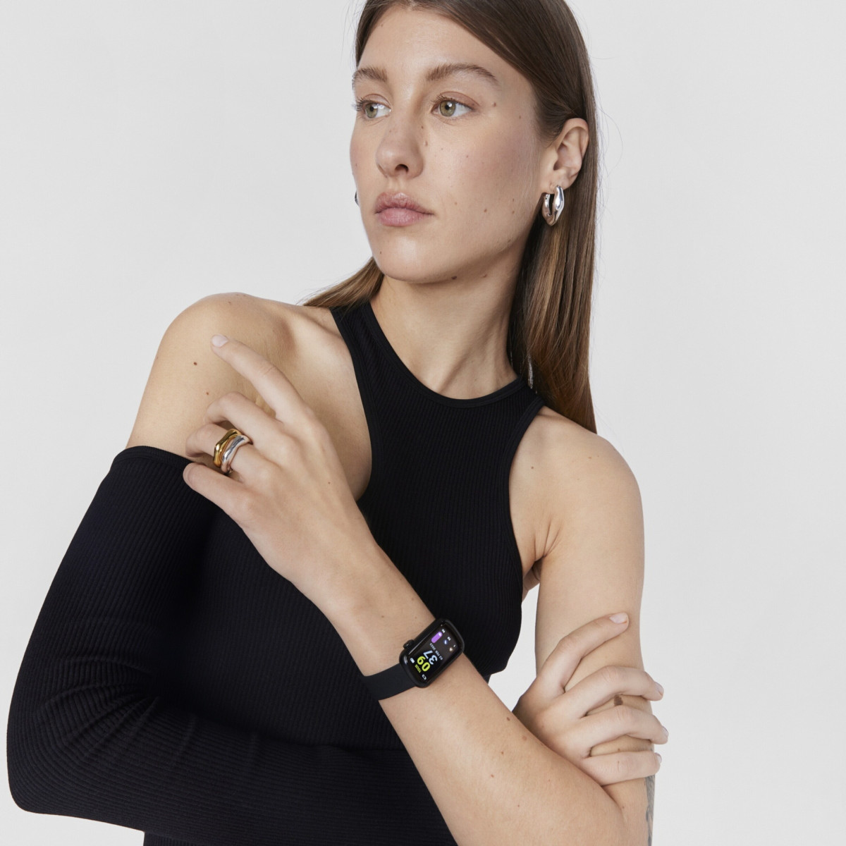 Reloj Tous T-Band smartwatch con correa de nylon y correa de silicona negra.