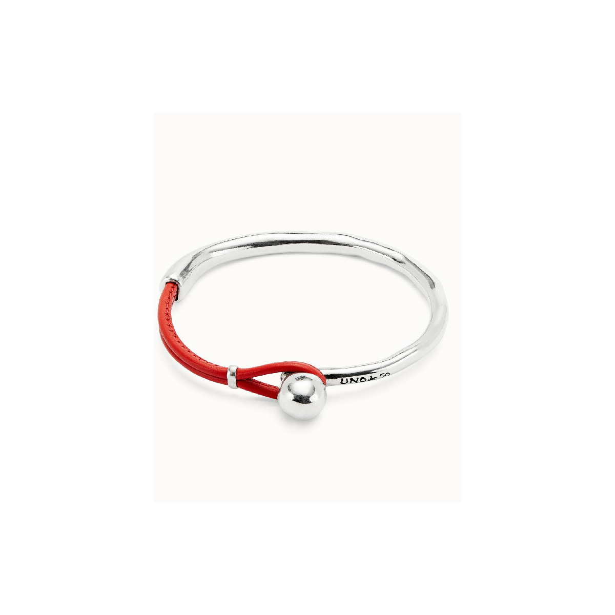 Pulsera Unode50  ¨Ser intrépida¨ unisex plateada y cuero rojo coral talla M
