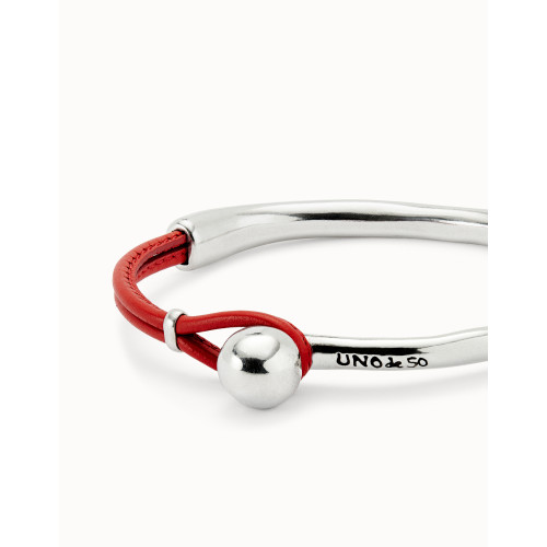 Pulsera Unode50  ¨Ser intrépida¨ unisex plateada y cuero rojo coral talla M