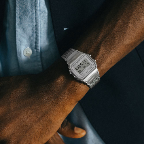 Reloj Casio digital retro esfera verde y brazalete milanés esfera gris