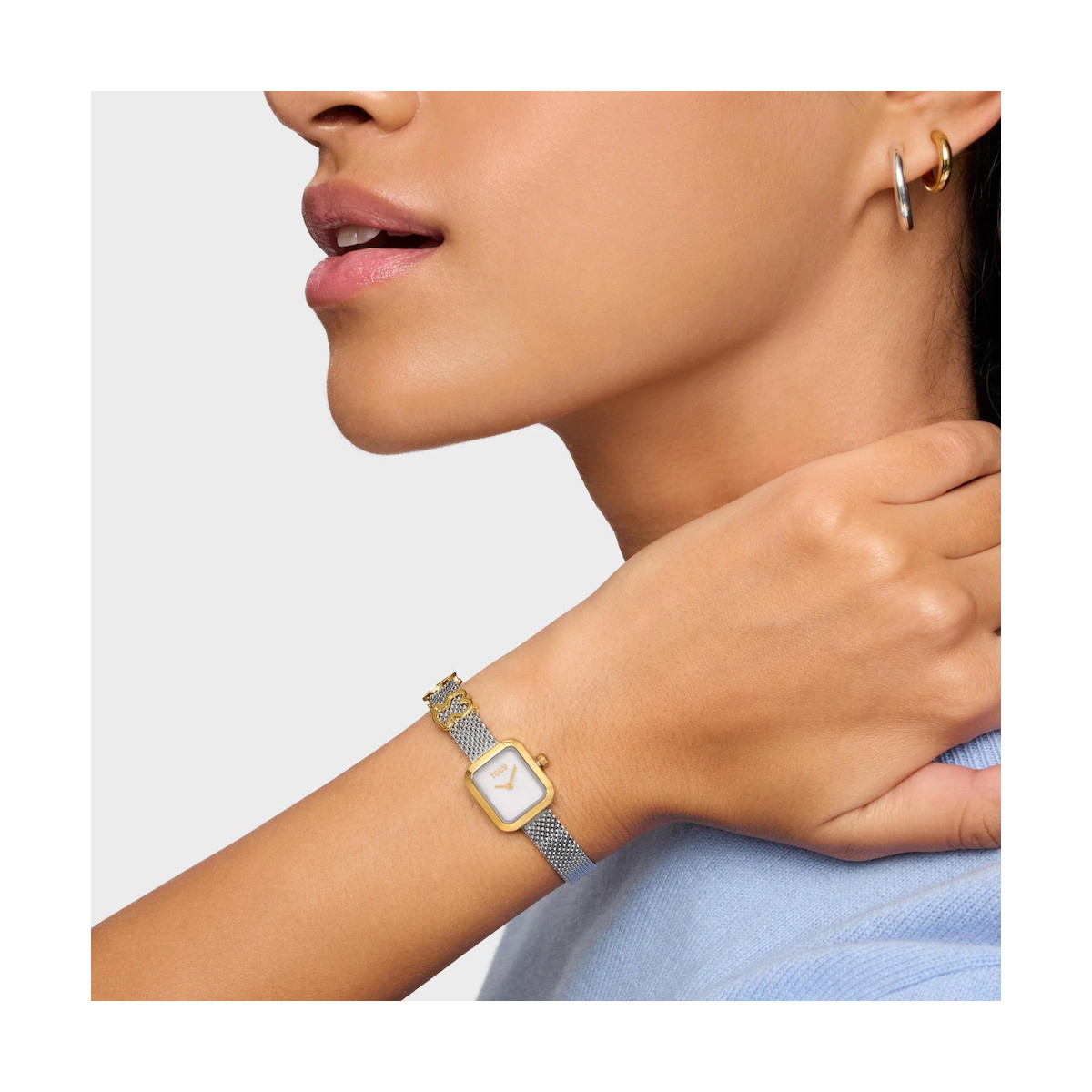 Reloj Tous analógico con brazalete de acero con motivo, acero dorado y esfera de nácar ICON TIME CHARMS