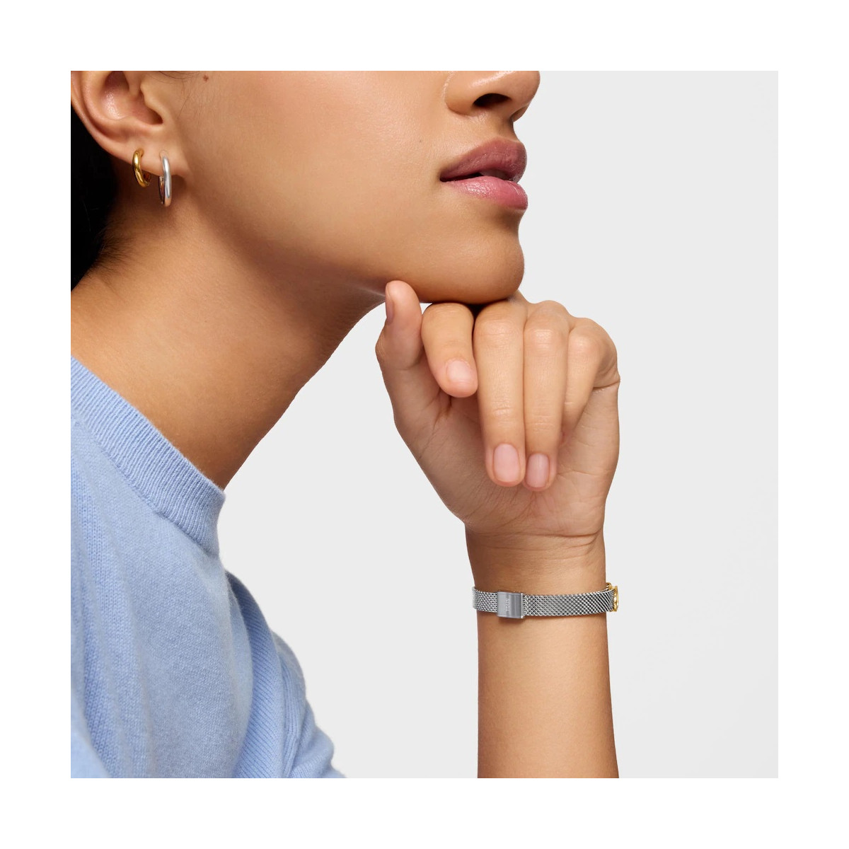 Reloj Tous analógico con brazalete de acero con motivo, acero dorado y esfera de nácar ICON TIME CHARMS