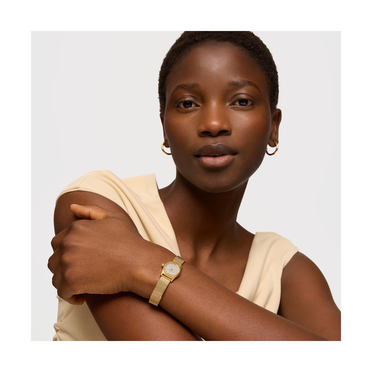 Reloj Tous analógico con brazalete milanés de acero dorado y esfera de nácar EPIC MINI