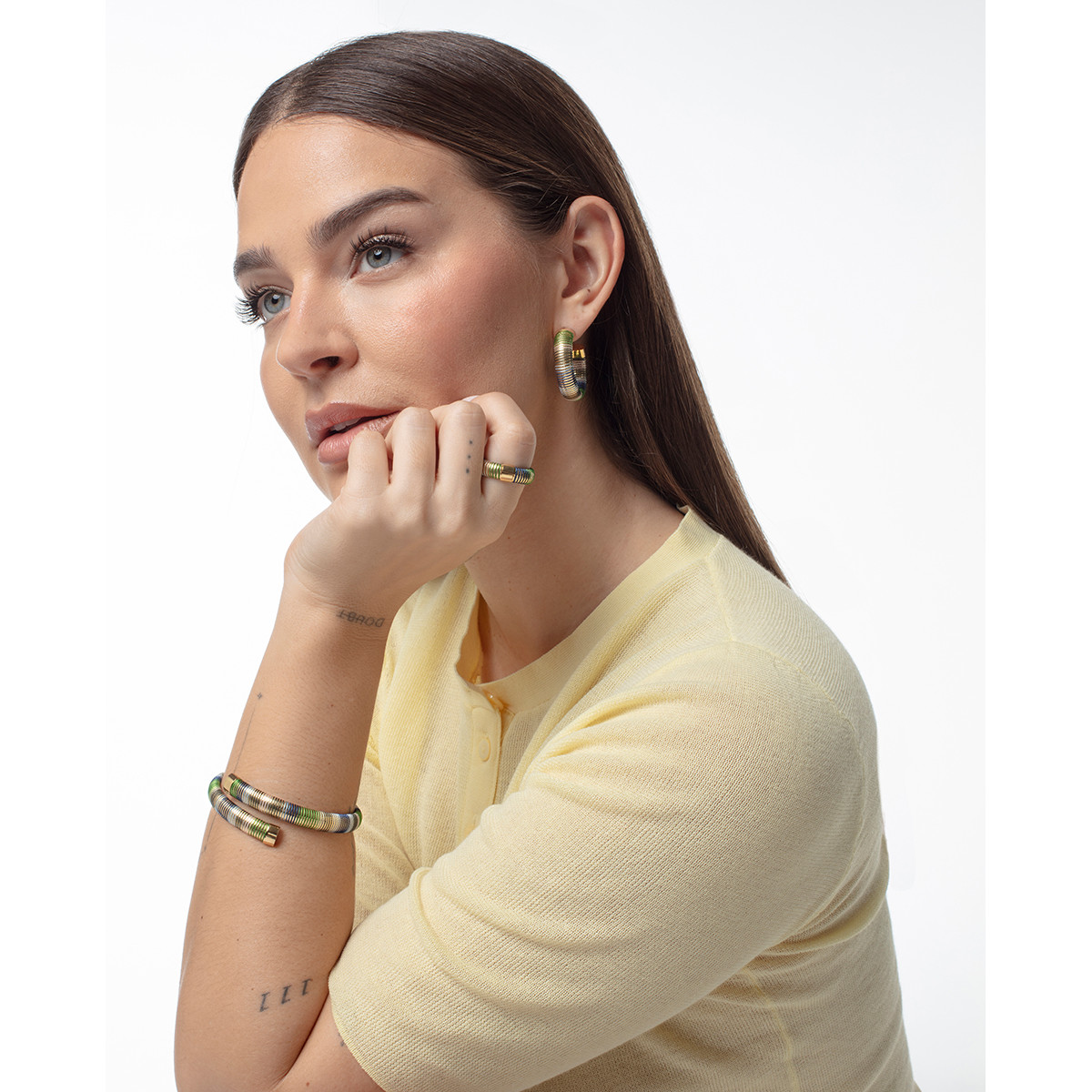 Anillo Viceroy de acero IP dorado tubogas con cordón enroscado, colección Laura Escanes talla 14