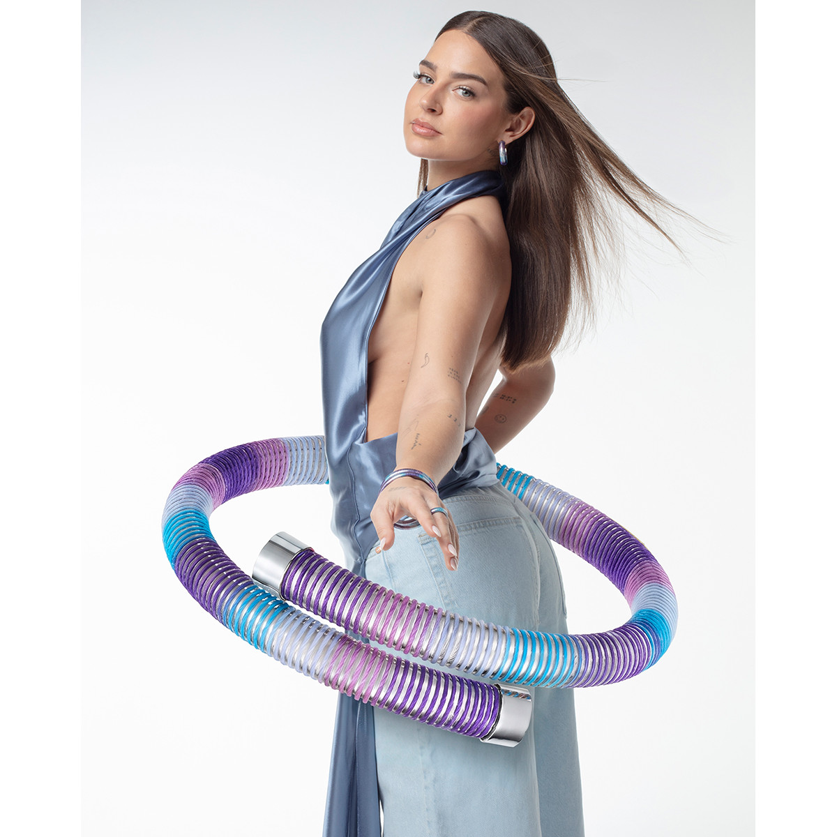 Pulsera Viceroy de acero tubogas flexible abierta con cordón enroscado, colección Laura Escanes