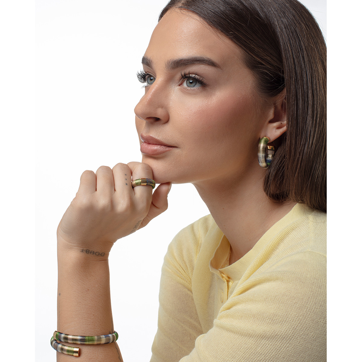 Pulsera Viceroy de acero tubogas flexible abierta con cordón enroscado, colección Laura Escanes