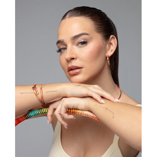 Pulsera Viceroy de acero IP dorado tubogas flexible abierta con cordón enroscado, colección Laura Escanes