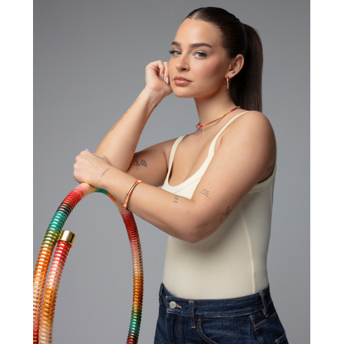 Pulsera Viceroy de acero IP dorado tubogas flexible abierta con cordón enroscado, colección Laura Escanes