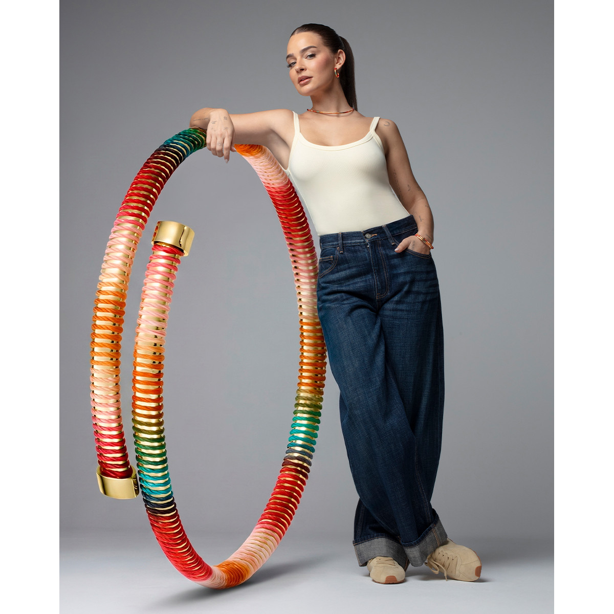 Pulsera Viceroy de acero IP dorado tubogas flexible abierta con cordón enroscado, colección Laura Escanes