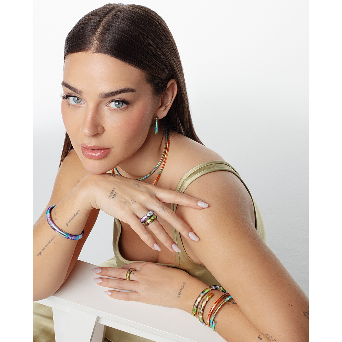 Pendientes Viceroy de acero aro abierto de tubogas con cordón enroscado, colección Laura Escanes