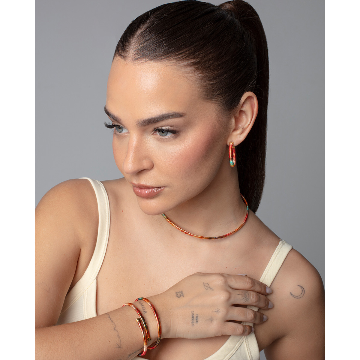 Pendientes Viceroy de acero dorado, aro abierto de tubogas con cordón enroscado, colección Laura Escanes