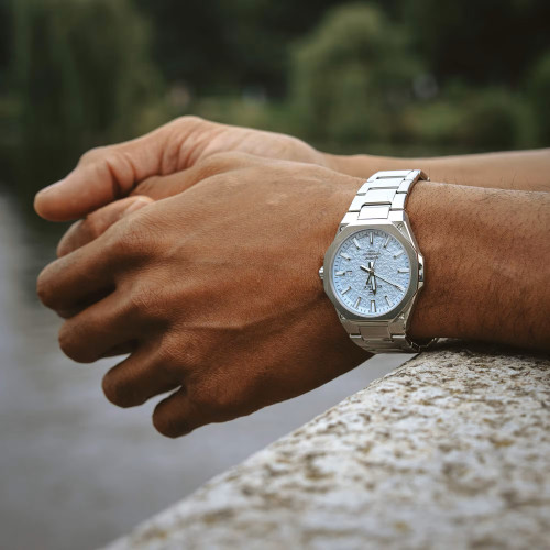 Reloj Casio Edifice para caballero esfera azul con textura