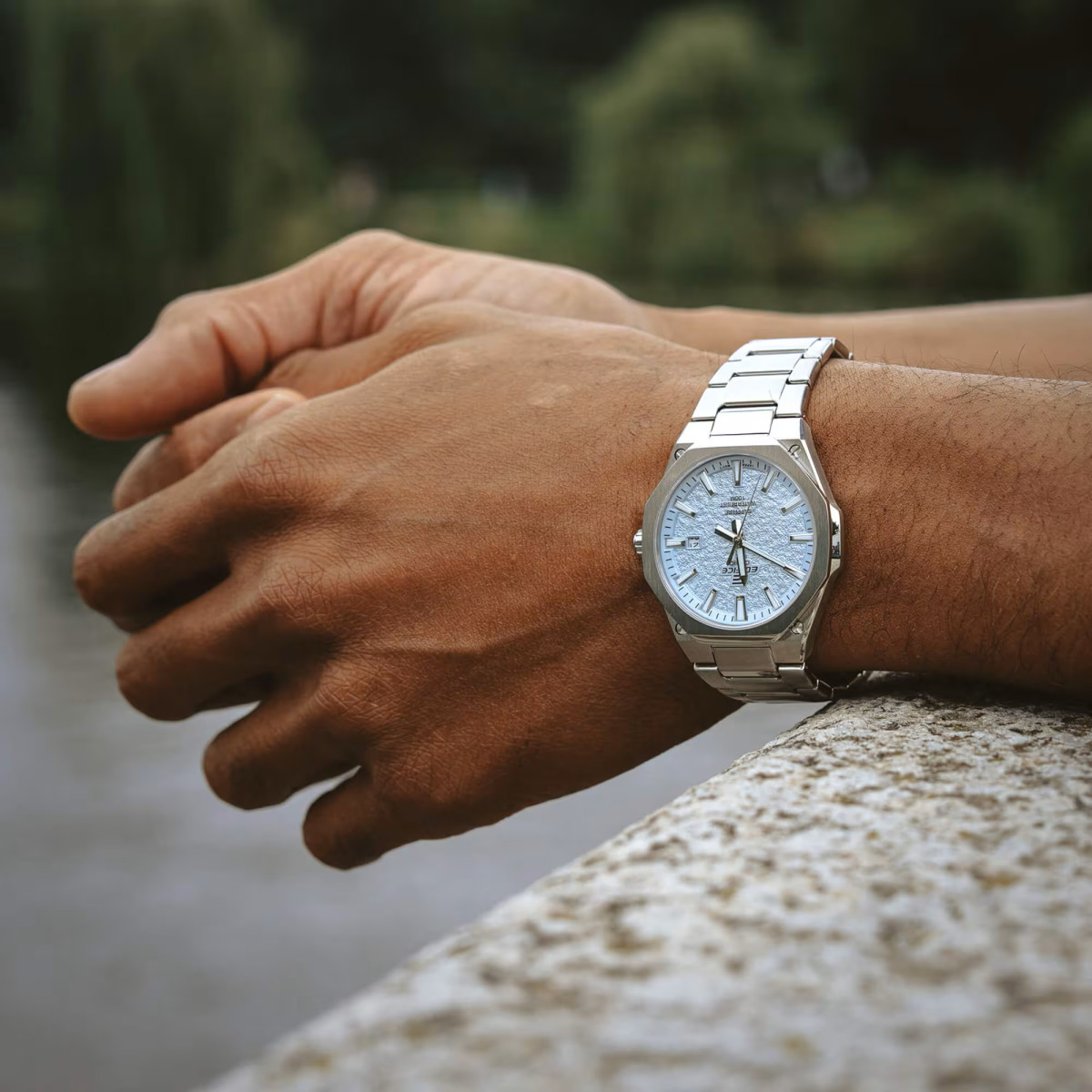 Reloj Casio Edifice para caballero esfera azul con textura