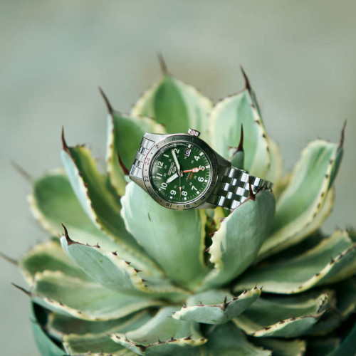Reloj Seiko 5 Sports Field deportivo GMT esfera verde