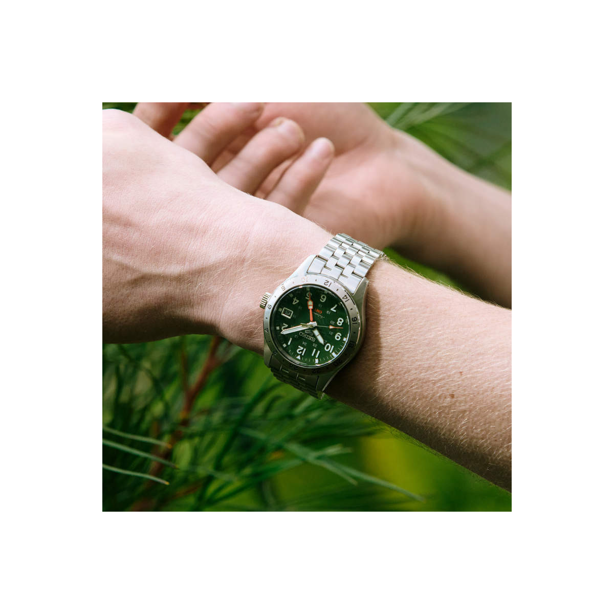 Reloj Seiko 5 Sports Field deportivo GMT esfera verde