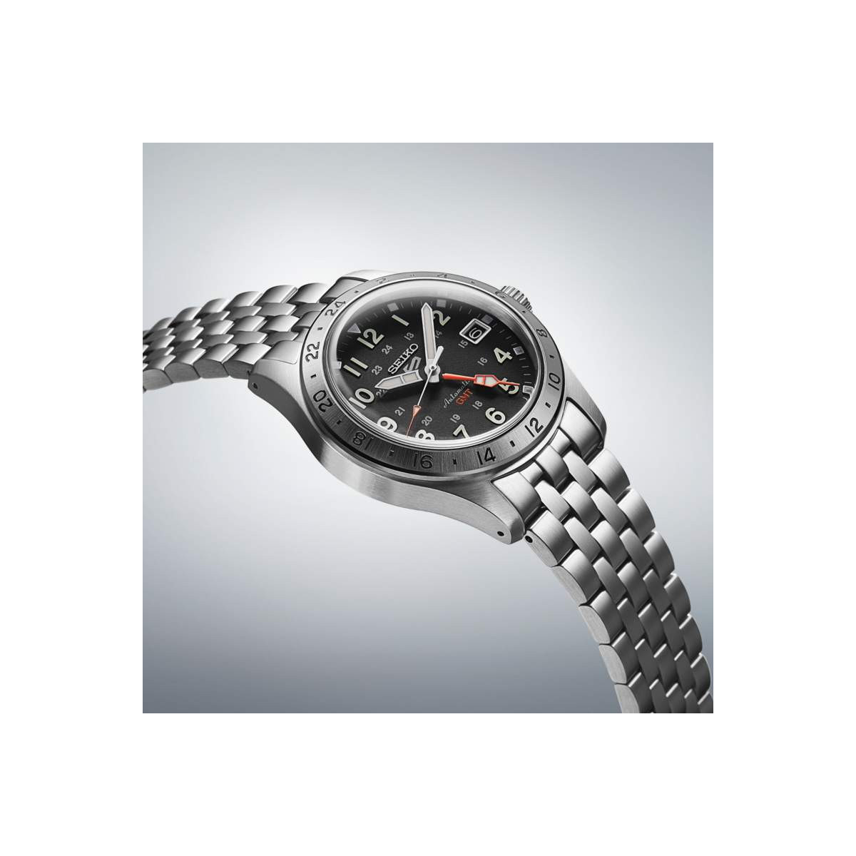 Reloj Seiko 5 Sports Field deportivo GMT esfera negra