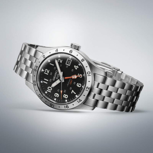 Reloj Seiko 5 Sports Field deportivo GMT esfera negra