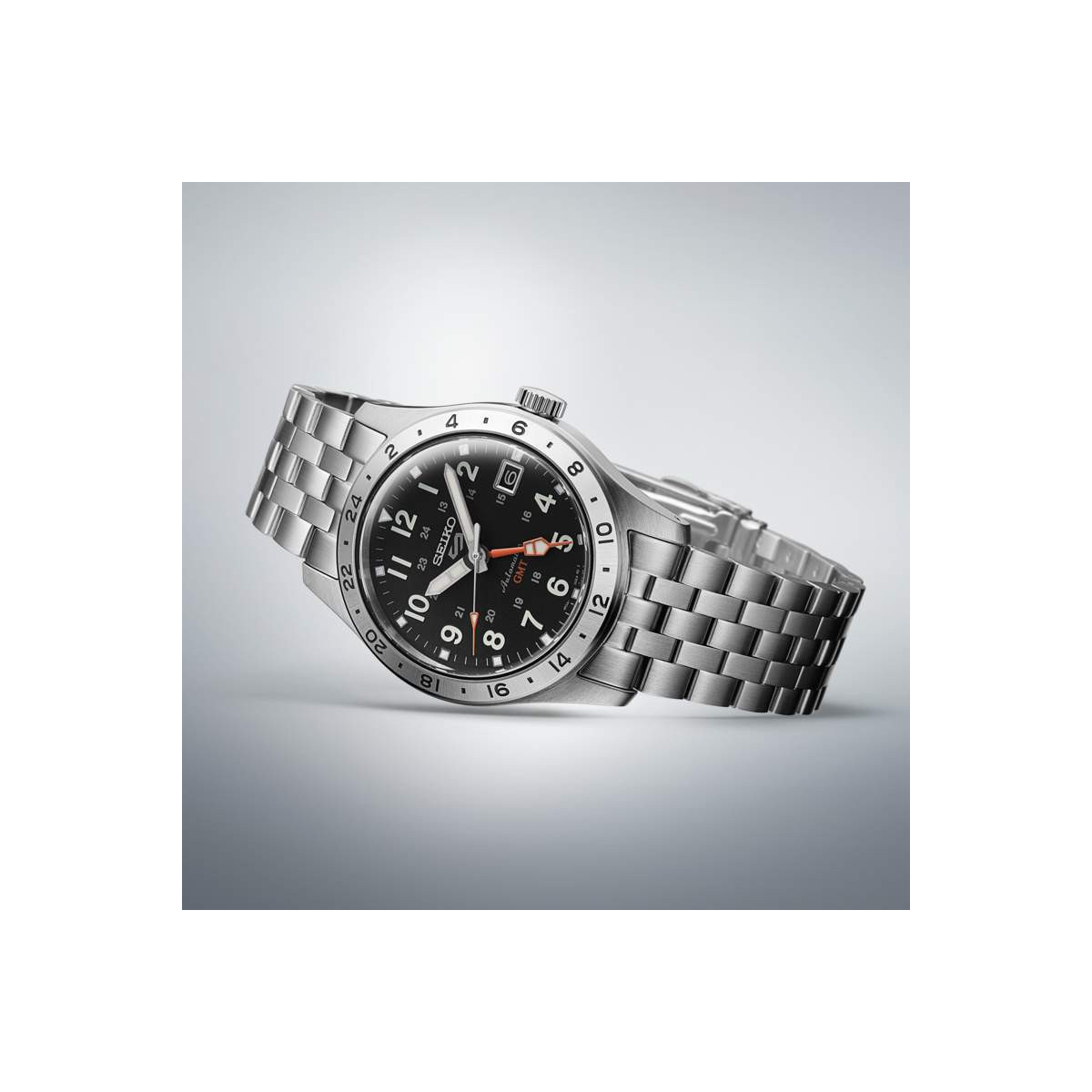 Reloj Seiko 5 Sports Field deportivo GMT esfera negra