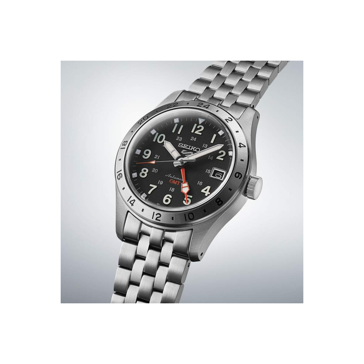 Reloj Seiko 5 Sports Field deportivo GMT esfera negra